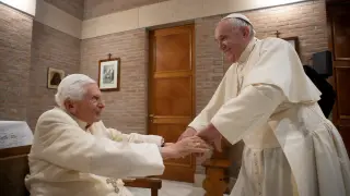 El papa Francisco y el pap emérito Benedicto XVI, durante el encuentro de este sábado, 28 de noviembre, después de la ceremonia de creación de los 13 nuevos cardenales.