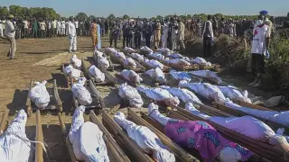 Maiduguri (Nigeria), 29/11/2020.- Nigerians attend a mass burial of farm workers killed in an attack at Zabarmari, Borno State, northeast Nigeria, 29 November 2020. According to reports, 43 farm workers in Zabarmari were killed by Boko Haram fighters in fields near Koshobe on 28 November 2020. The attackers tied up the farm workers and cut their throats in the village of Koshobe leaving many of them beheaded. (Atentado) EFE/EPA/STR Farm workers attack in Nigeria