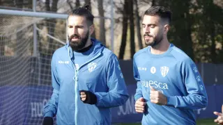 Siovas e Insua, durante el entrenamiento de este domingo de la SD Huesca.
