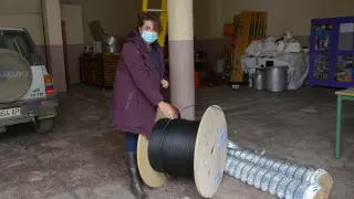 Una empleada municipal de Loscos muestras las bobinas de fibra usadas para cablear el pueblo.
