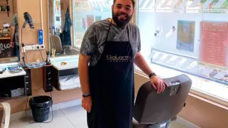 Albert Valero montó su barbería en Belchite en febrero de 2016.