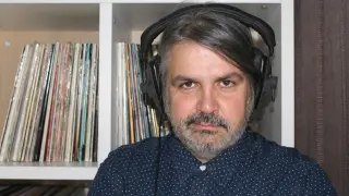 El compositor Juanjo Javierre, entre discos en su casa.