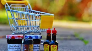 Redactar la lista de la compra ayuda a evitar tentaciones en el supermercado.