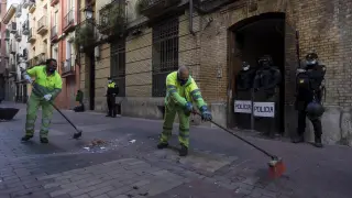 Los servicios municipales se emplearon a fondo para limpiar la calle de Pignatelli, llena de tejas y otros objetos lanzados por los detenidos.