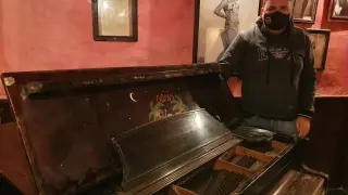 Mario Montañés, junto al viejo piano del bar de la sala Oasis de Zaragoza.