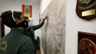 Preparativos del operativo sobre el mapa en el cuartel de Benasque.