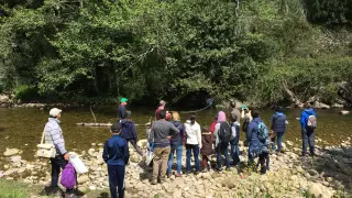 Participantes tomando datos del tramo de río que ellos eligen