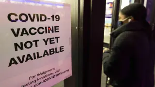 Un cartel informando sobre las vacunasen Nueva York.
