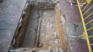 Imagen de una de las catas arqueológicas realizadas en la plaza de Santa Engracia