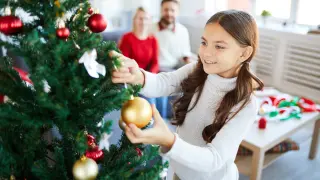 Montar el árbol de Navidad es una de las tradiciones que se pueden hacer en familia.