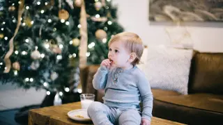 Un niño comiendo en Navidad.