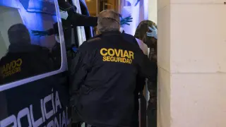 Uno de los detenidos, anoche, en el momento de entrar al furgón policial antes de su traslado.