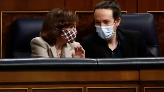 Carmen Calvo y Pablo Iglesias, en sus escaños del Congreso.