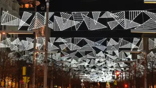 Las luces de Navidad iluminan Zaragoza
