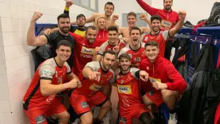 Los jugadores del Bada Huesca celebran su triunfo en Santander.
