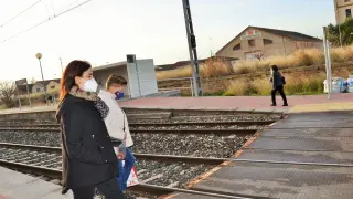 Dos pasajeras van a cruzar la vía para coger el tren en dirección a Zaragoza.