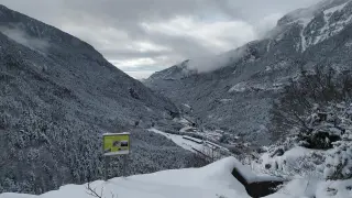 Vista de Canfranc, que ha despertado este sábado rozando los 5 bajo cero tras la intensa nevada del viernes.