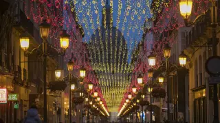 Las luces de la calle de Alfonso I muestran la bandera de España.