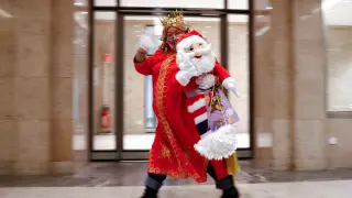 Una mujer disfrazada de Papa Noel en Berlín.