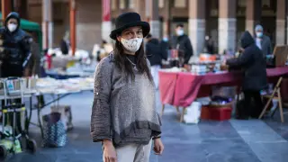 Beatriz de Cristóbal, presidenta de la Asociación de Expositors de la Feria del Pilar y Navidad de Zaragoza, en su puesto en la plaza de San Bruno.