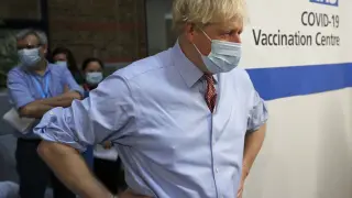 08 December 2020, England, London: UK Prime Minister Boris Johnson (L) speaks to nurse Rebecca Cathersides (2nd R) and Lyn Wheeler (R) before she receives the Pfizer/BioNTech Covid-19 vaccine at Guy's Hospital in London, on the first day of the largest immunisation programme in the UK's history. Photo: Frank Augstein/PA Wire/dpa..08/12/2020 ONLY FOR USE IN SPAIN[[[EP]]] 08 December 2020, England, London: UK Prime Minister Boris Johnson (L) speaks to nurse Rebecca Cathersides (2nd R) and Lyn Wheeler (R) before she receives the Pfizer/BioNTech Covid-19 vaccine at Guy's Hospital in London, on the first day of the largest im