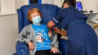 Margaret Keenan recibe la vacuna de Pfizer en Coventry.