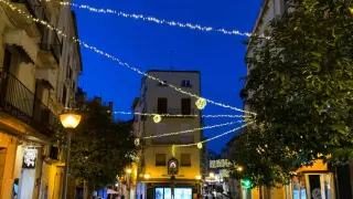 Iluminación con forma de bolas que se ha colocado esta año en diferentes calles y plazas de Alcañiz.