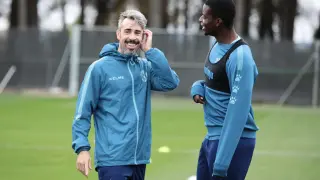 Doumbia charla con Luisinho durante un entrenamiento.