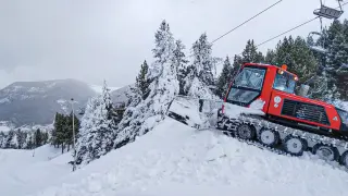 Una máquina trabajando en Cerler después de las nevadas.