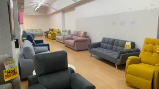 La sección de sofás de la tienda Muebles Rey de Zaragoza.