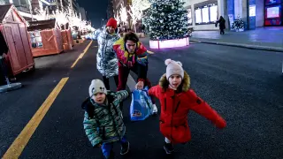 Una familia hace compras navideñas en Berlín.