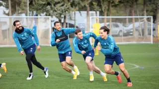 Varios jugadores de la SD Huesca, durante el entrenamiento del lunes.