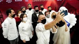 Dabiz Muñoz hace un selfi con sus compañeros, la presidenta de la Comunidad y el Ayuntamiento madrileños.
