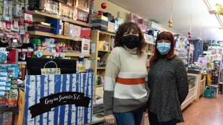 Eva y Carmen Gayán Zumeta, en el mostrador de la tienda que fundó su madre, en Pina de Ebro.