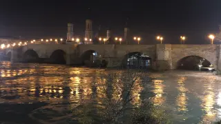 Una imagen de la crecida del Ebro de noche.