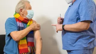 Ian McKellen, en el momento de recibir la vacuna.