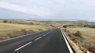 Carretera que conecta Puendeluna y Marracos.