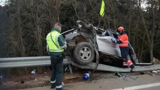 Imagen del vehículo tras el accidente de tráfico registrado este domingo en la carretera A-1513 de San Blas hacia El Campillo, en Teruel.