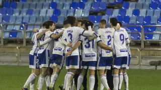 Piña de los jugadores del Real Zaragoza al término del partido contra el Lugo este sábado, saldado con victoria por 1-0.