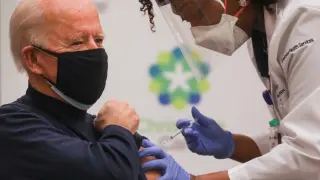 Joe Biden recibe la vacuna contra la covid en un hospital de Delaware, Estados Unidos.