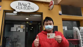 Juan, propietario del bar Dos Culturas del Arrabal, en Zaragoza. Quinto premio lotería.