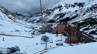 Astún estrena temporada con buena calidad de nieve y poca afluencia de esquiadores.