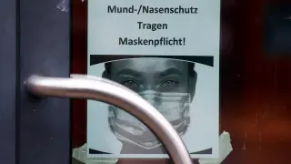 Una señal recuerda el uso de mascarilla en Mainz.