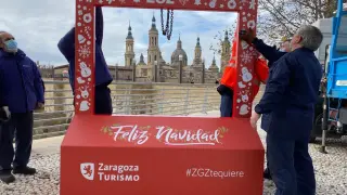 Photocall navideño instalado junto al puente de Piedra, en Zaragoza.