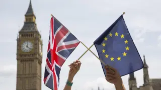 Banderas del Reino Unido y la UE.