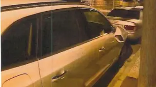 Uno de los coches atacados por el individuo.
