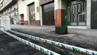 Contenedores quemados a la entrada de la calle de Alvira Lasierra, junto al Parque Bruil de Zaragoza.
