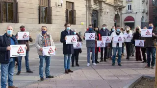 Representantes del PP, en la manifestación que el miércoles recorrió las calles de Huesca para pedir un plan de rescate para el sector de la nieve.