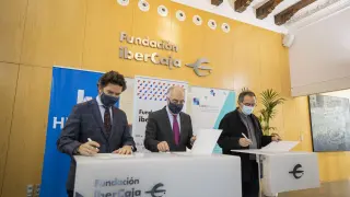 Íñigo de Yarza, José Luis Rodrigo y Francisco Ratia, durante la firma del convenio de colaboración.
