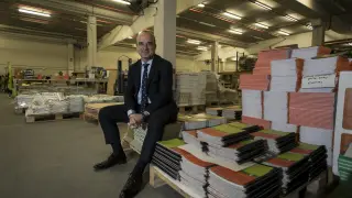 Javier Cendoya, director general de Edelvives, entre libros, su hábitat natural, en la planta de impresión en Zaragoza.